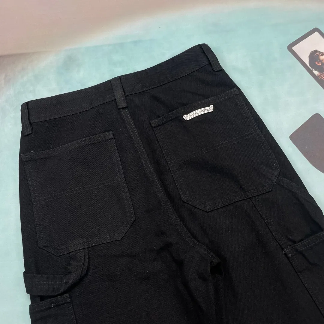 🅿️280 🔘Style number-KL168 🔘Croxin𝐂𝐡𝐫𝐨𝐦𝐞 𝐇𝐞𝐚𝐫𝐭 Sex Recprds limited edition black multi-element graffiti work jeans* produced by Croxin, the texture is simply invincible! It is a specially customized model made by Master DIY. It is unique, so you don’t have to worry about collisions at all! The various colorful graffiti elements on the pants, such as stars, lips and other patterns, are particularly eye-catching and full of street fashion. The three-dimensional cutting version is loose and comfortable, regardless of body shape. No matter you are tall or short, fat or thin, you will look taller and slimmer when wearing it. The same style for men and women, it can also be used as couple pants, it’s so versatile! The workmanship is even more exquisite, every detail is handled superbly, and the shape is stylish and crisp. No matter what season it is, these pants can easily be fashionable. They match well with any top and are a must-have for your wardrobe! The matching suggestions are as follows: Trendy hip-hop style: Pair the upper body with a loose colorful hooded sweatshirt, such as fluorescent green, bright orange and other bright colors. Wearing a baseball cap of the same color, large-frame sunglasses, a pair of high-top AJ sneakers, and a large-capacity backpack, the look is full of hip-hop style. Cool and handsome functional style: Wear a black bottoming shirt inside, a military green functional jacket outside, and black tactical boots. Tie a metal chain around your waist to add street coolness. If you go to a music festival or a trendy party, you will be the center of attention. Simple casual style: Pair with a simple white cotton T-shirt, a denim jacket, and white shoes. The overall design is simple and casual, suitable for daily shopping and dating, and can easily create a comfortable and fashionable feel.  Size: S M L XL (28.30.32.34) Color: Black